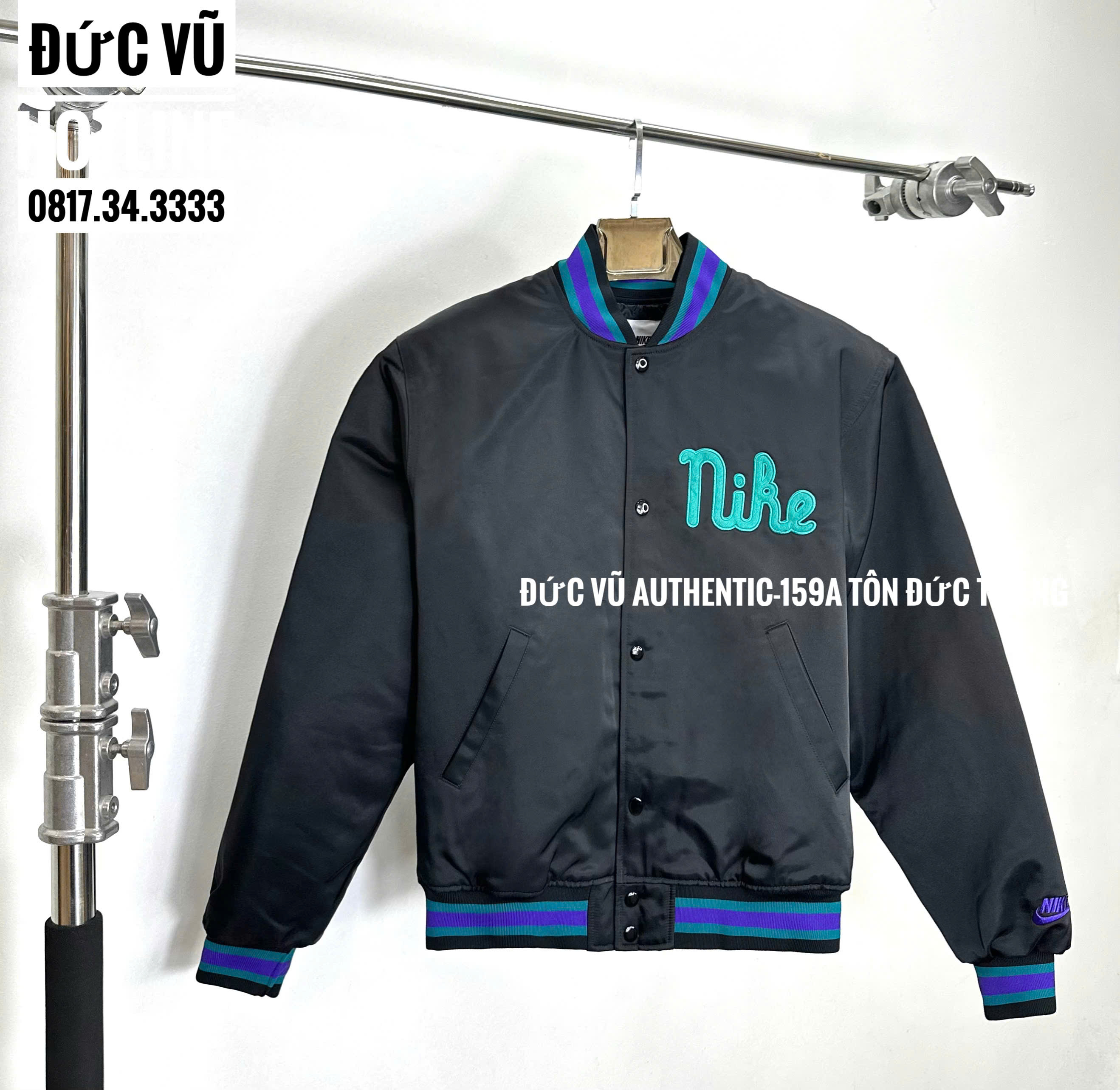 Áo khoác varsity Nike đen viền xanh tím