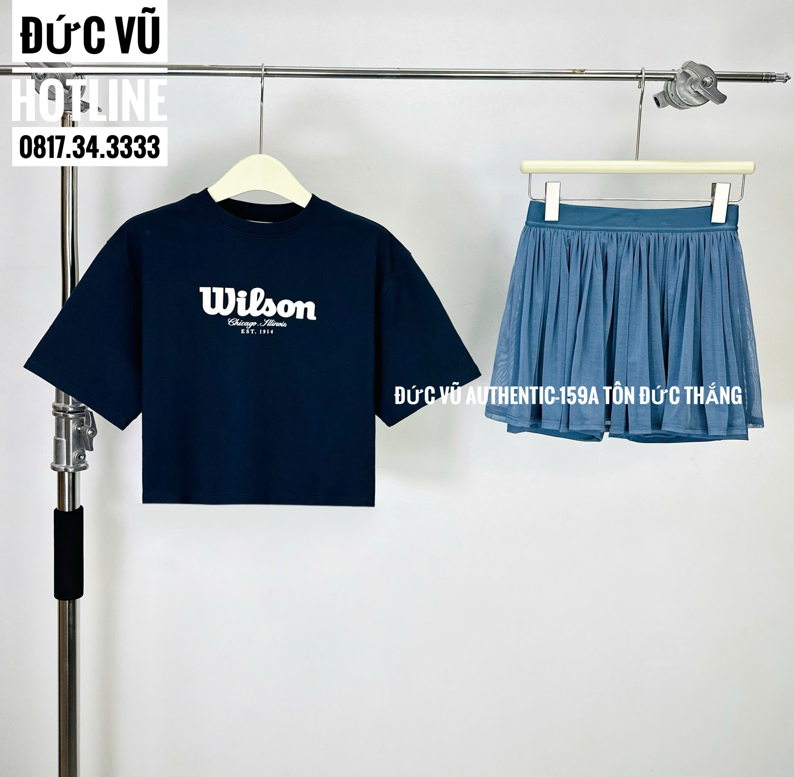 Set áo thun Wilson xanh navy và chân váy xếp ly xanh than