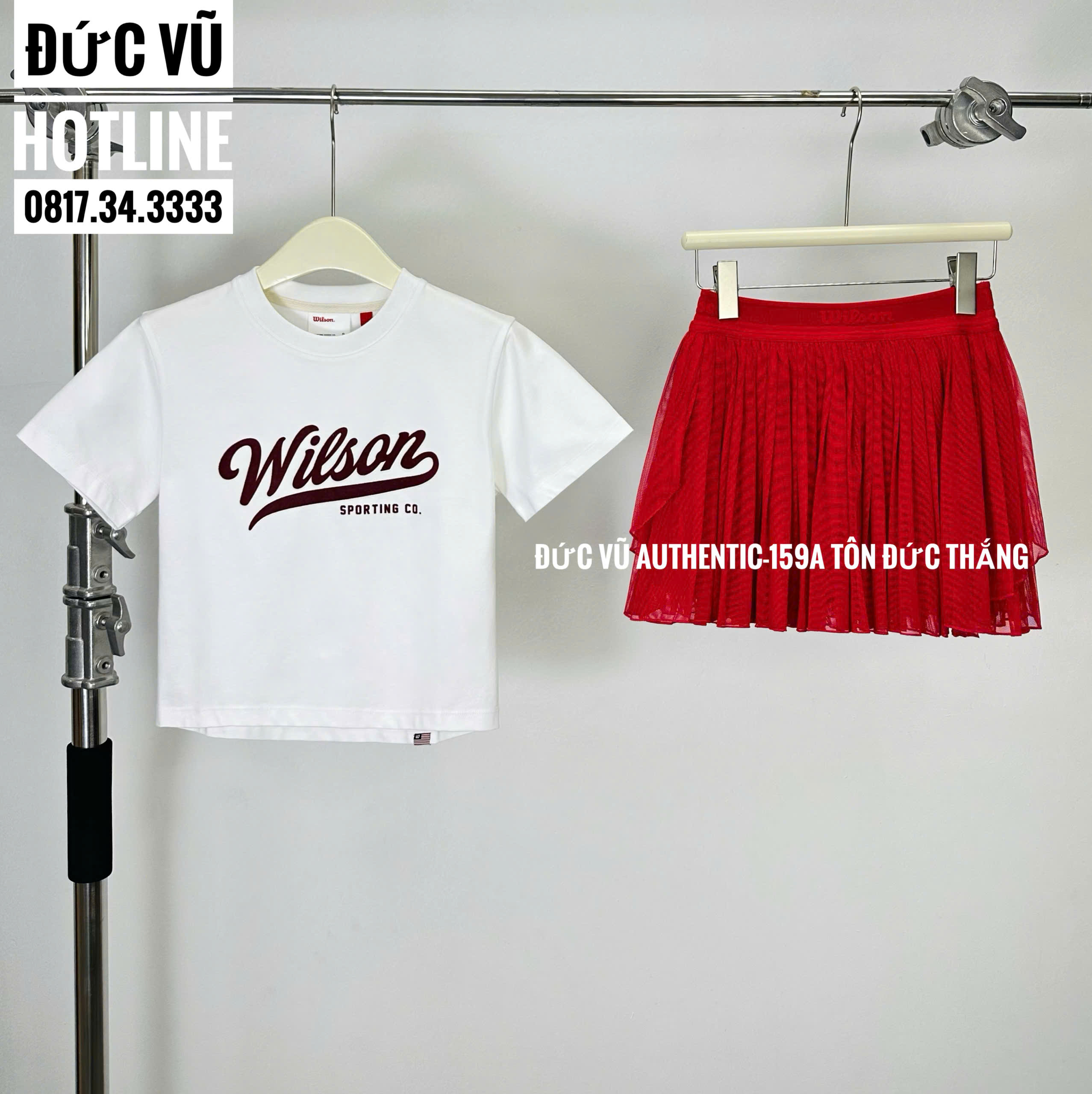 Set áo thun Wilson và chân váy tennis trắng