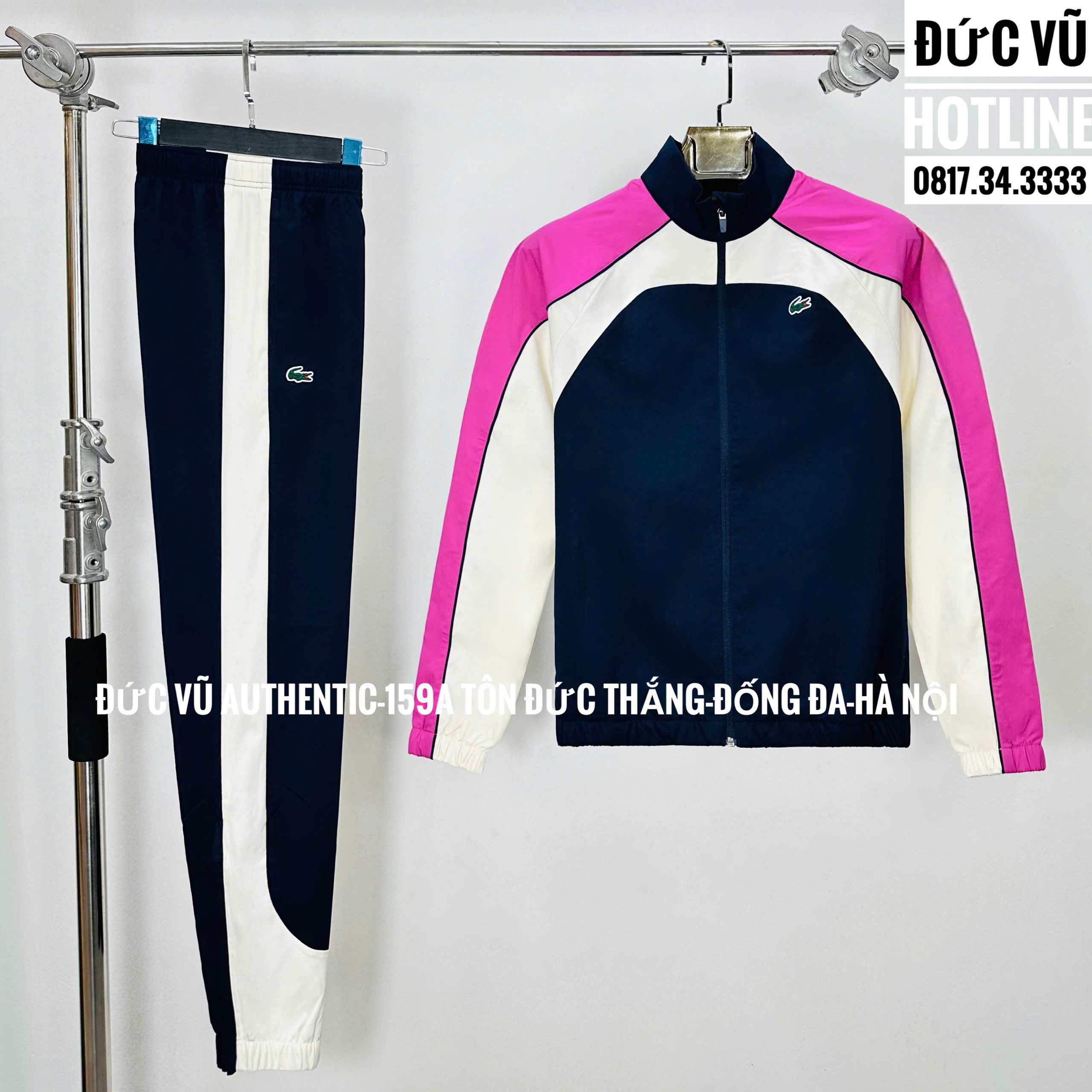 Bộ thể thao phối màu navy–trắng–hồng Lacoste