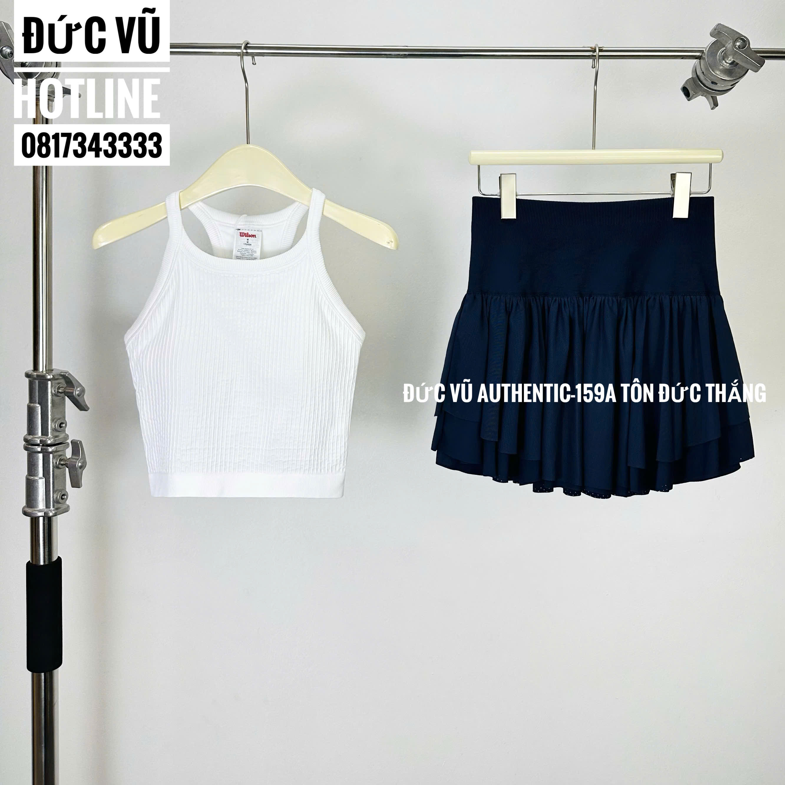 Set thể thao nữ áo croptop gân trắng phối chân váy tennis xanh navy