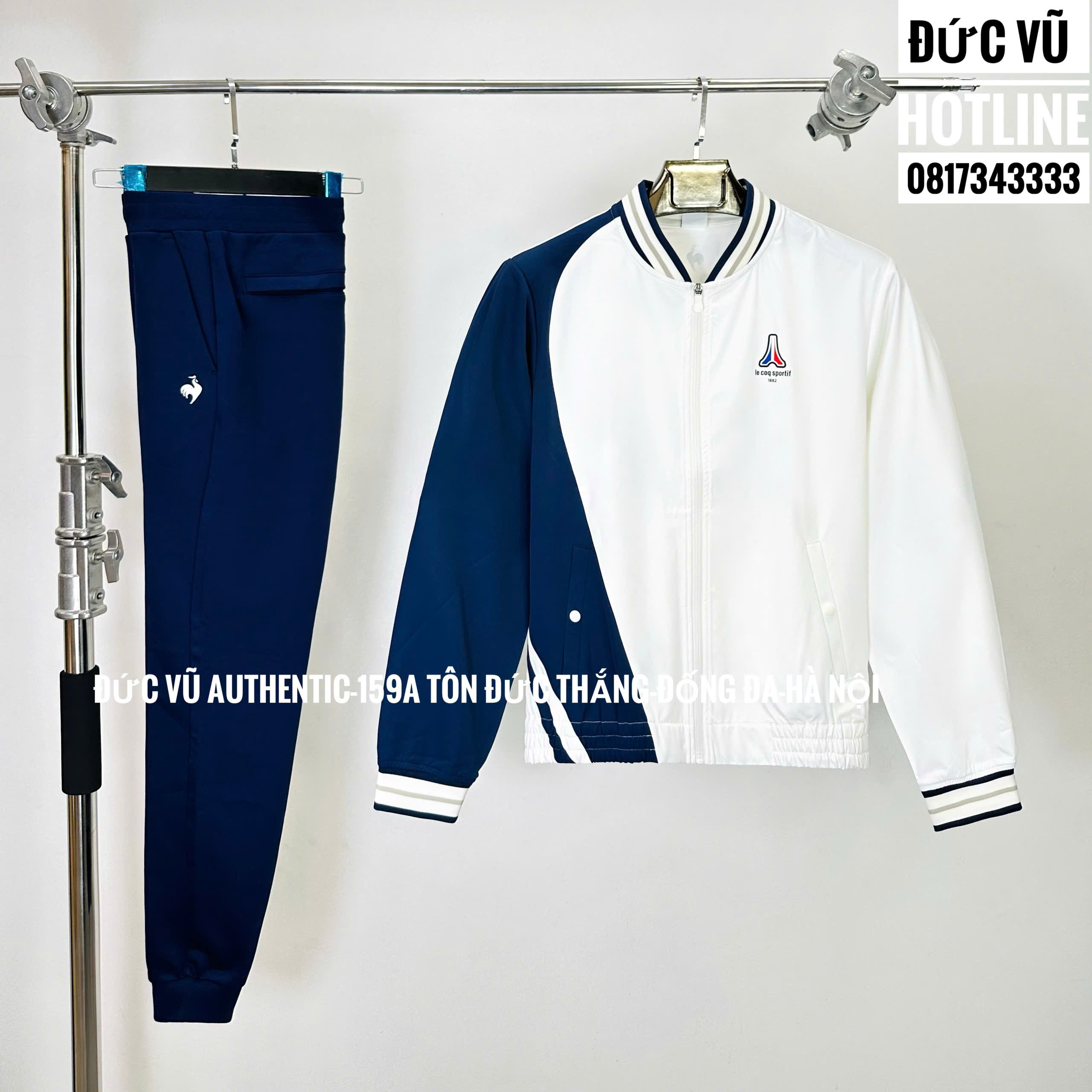 Set thể thao Le Coq Sportif nam – Áo khoác bomber trắng phối navy & quần jogger xanh navy