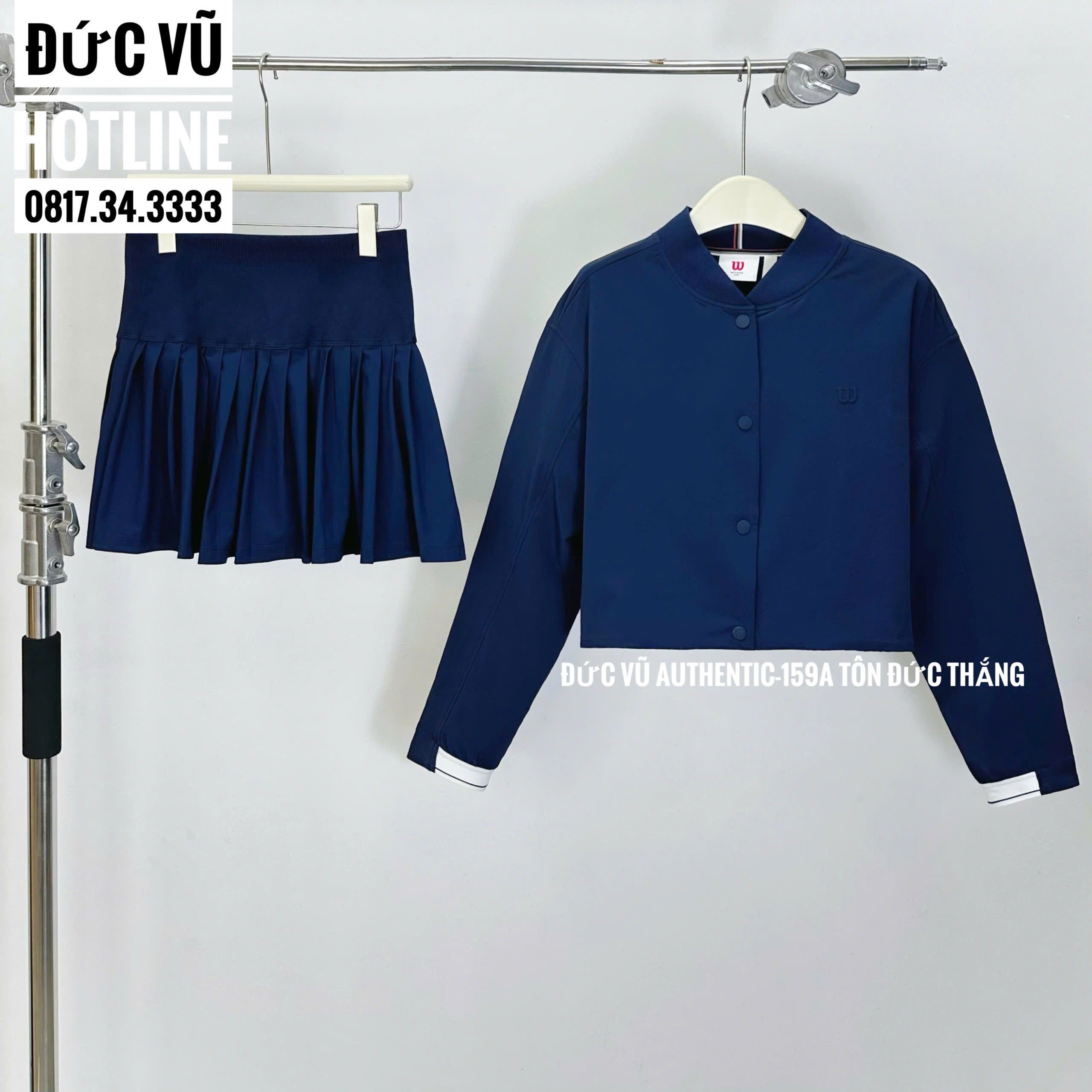 Bộ outfit thể thao nữ Wilson – Áo khoác bomber xanh navy và chân váy tennis đồng màu